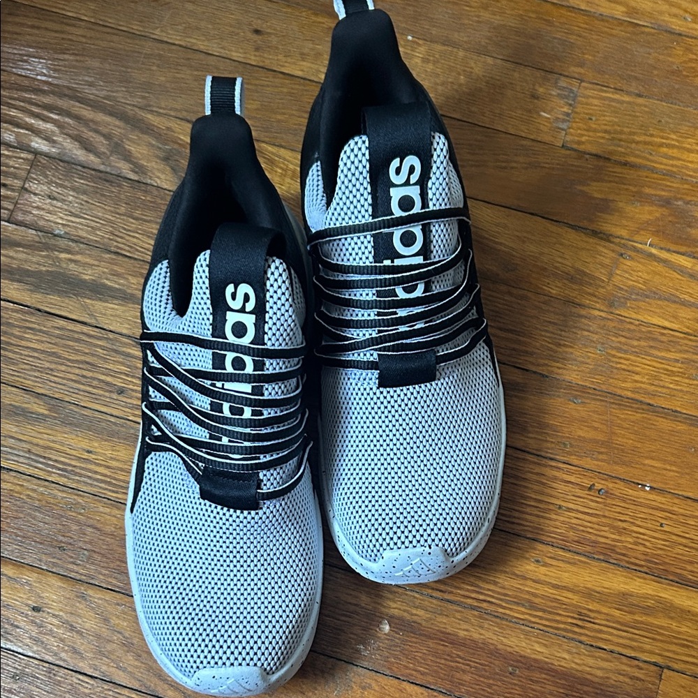 Women’s size 6 adidas, brand new!